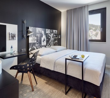 modernes Hotelzimmer, Übernachten, Zimmerkategorie, gemütlich Schlafen