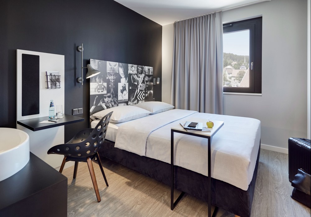 modernes Hotelzimmer, Übernachten, Zimmerkategorie, gemütlich Schlafen