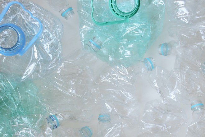 Gepresste Plastikflaschen und -kanister